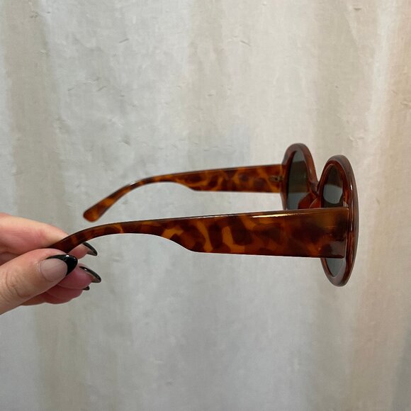 Tortoiseshell Round Sunglasses - Picture 4 of 4